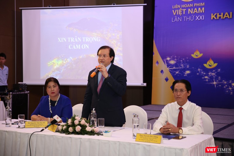 Thứ trưởng Tạ Quang Đông, bà Nguyễn Thị Thu Hà (áo xanh) - Phó Cục trưởng Cục Điện ảnh Việt Nam cùng trả lời báo chí