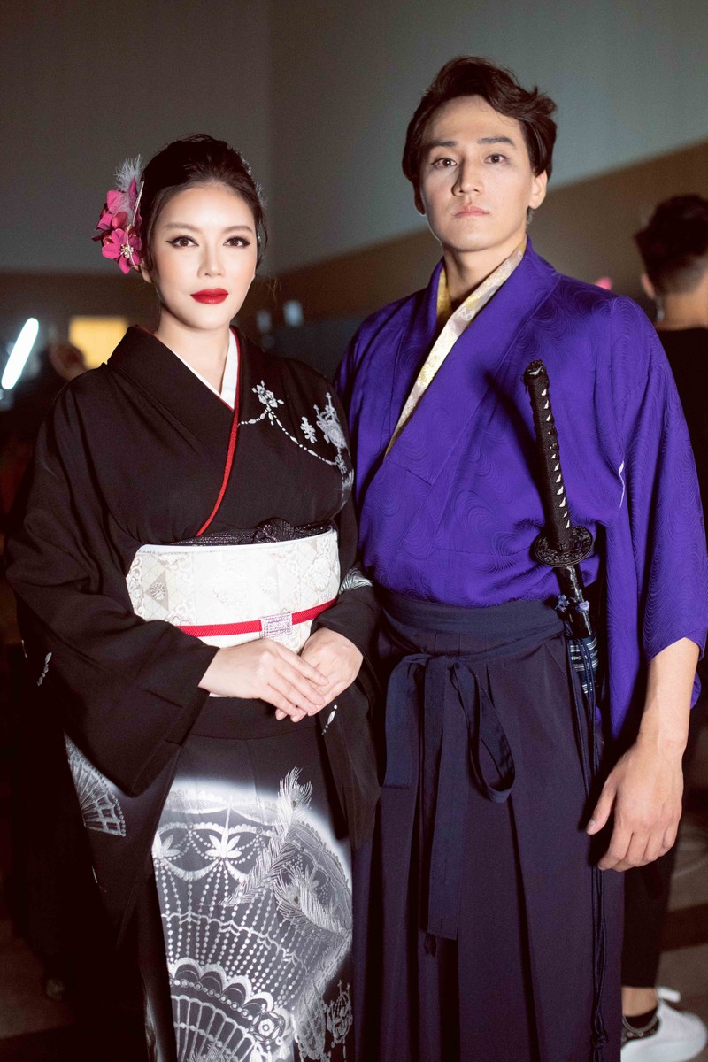 Đích thân nhà thiết kế Hannari Ana Sacra đã mặc trang phục cho Lý Nhã Kỳ.