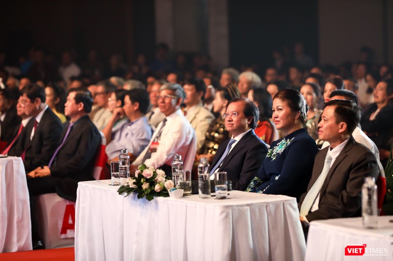 Thứ trưởng Tạ Quang Đông, Phó Cục trưởng Cục Điện ảnh Nguyễn Thị Thu Hà cùng đại biểu các bộ, ban ngành về dự Lễ khai mạc LHP