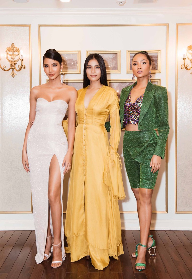 Ba người đẹp hội ngộ, H