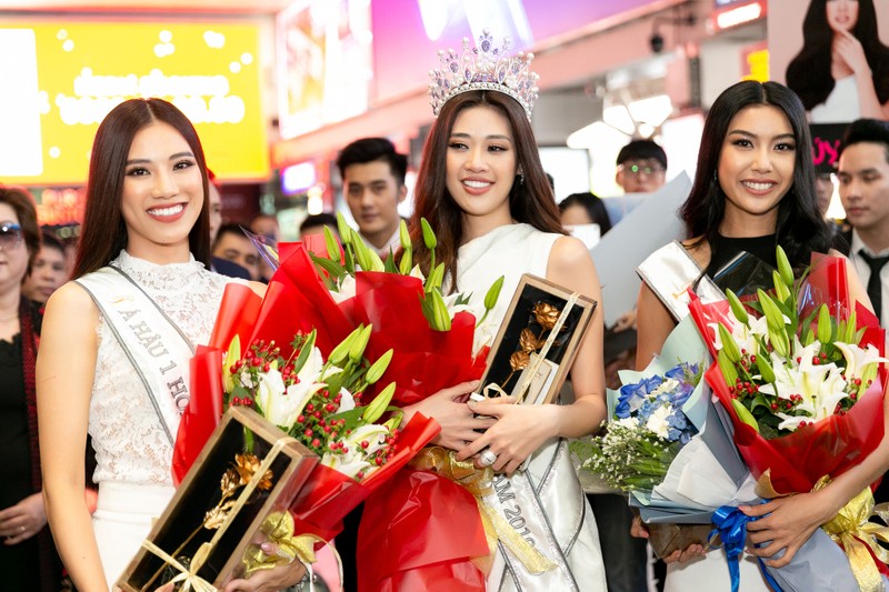 Trong trang phục trắng giản dị, ba người đẹp nhất cuộc thi Hoa hậu Hoàn vũ Việt Nam 2019 xuất hiện trước công chúng TP.HCM