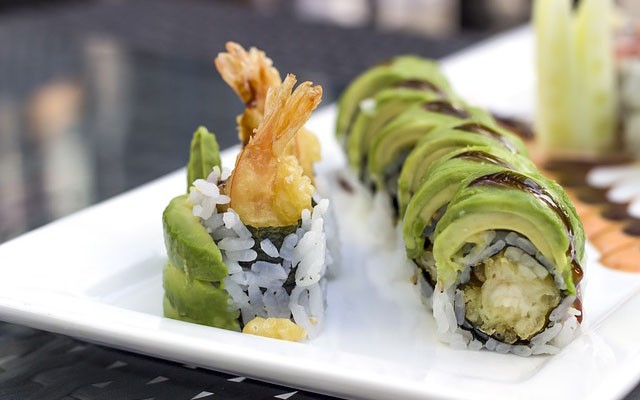 Trái bơ cuộn với nhiều thực phẩm khác nhau đều cho hương vị tuyệt hảo 