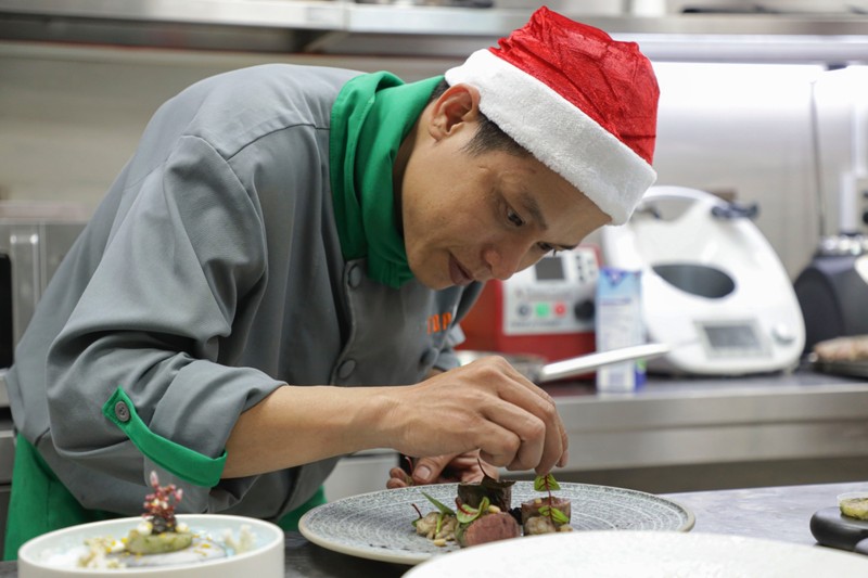 Quán quân Thành Vương cặm cụi chế biến 