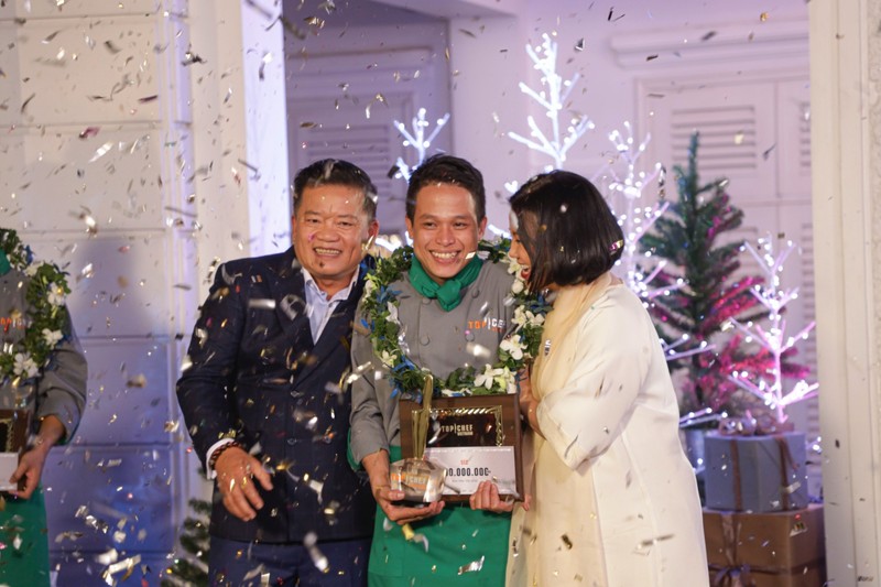 Các giám khảo chụp hình lưu niệm cùng Quán quân Thành Vương 