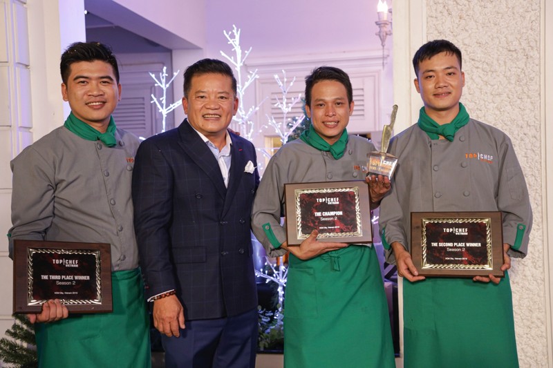 Giám khảo Dương Huy Khải - đầu bếp của các ngôi sao Hollyood chúc mừng Top 3 Đầu bếp Thượng đỉnh. Dương Huy Khải là người đầu bếp Việt Nam đầu tiên và duy nhất được vinh danh trên Đại lộ Danh vọng của nghề bếp California Culinary Academy - San Francisco.