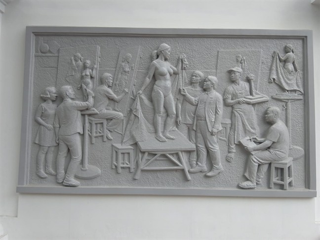 Chuyện gì đằng sau “hài kịch” bức phù điêu có hình hiệu trưởng ở Trường Đại học Mỹ thuật Việt Nam?