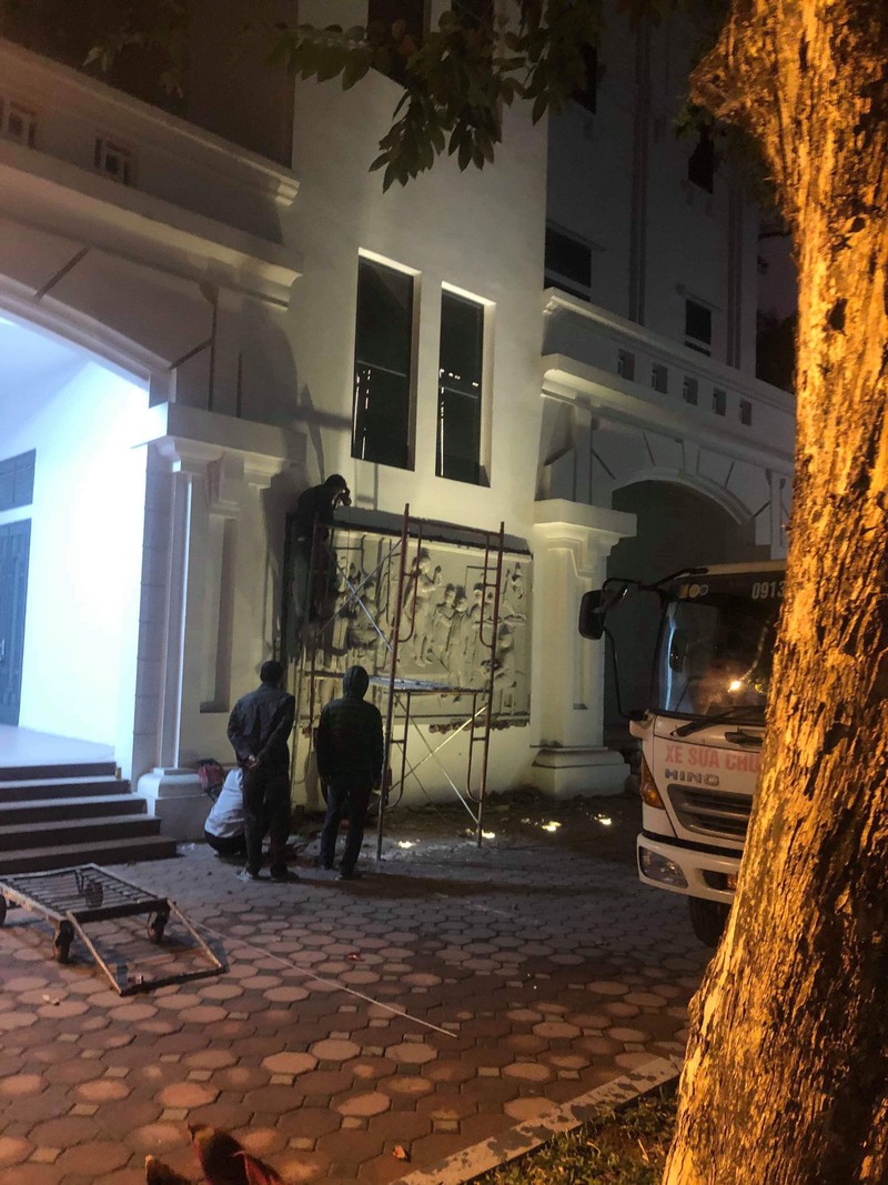 Hình ảnh ghi lại vào thời điểm đục bỏ bức phù điêu có hình thầy hiệu trưởng - Ảnh: Hương Phạm Hình ảnh ghi lại vào thời điểm đục bỏ bức phù điêu có hình thầy hiệu trưởng - Ảnh: Hương Phạm