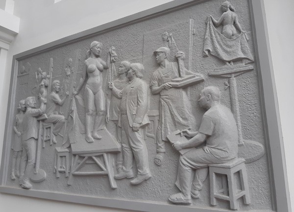 Bức phù điêu đã được chấm duyệt, thi công suốt một thời gian dài mới đưa lên bức tường này - Ảnh: Nguyệt Hà Bức phù điêu đã được chấm duyệt, thi công suốt một thời gian dài mới đưa lên bức tường này - Ảnh: Nguyệt Hà