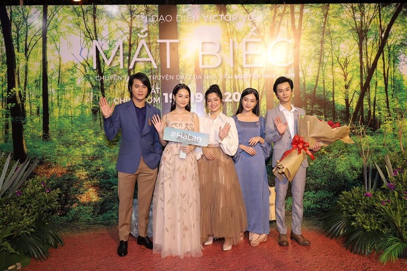 Đoàn phim "Mắt biếc" trong buổi công chiếu Đoàn phim