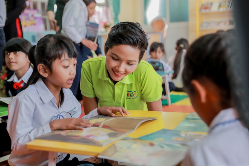 Hoa hậu H'Hen Niê ở thư viện Room to Read Lâm Đồng 