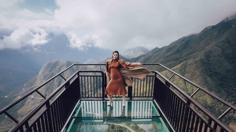 Hoa hậu Khánh Vân với phong cách mạnh mẽ, quyến rũ