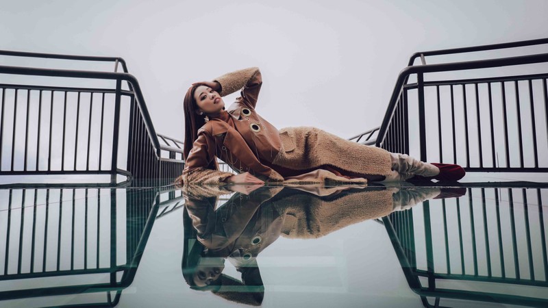 HH Khánh Vân và dàn người đẹp HHHV tạo dáng cực chất trên cầu kính Rồng Mây