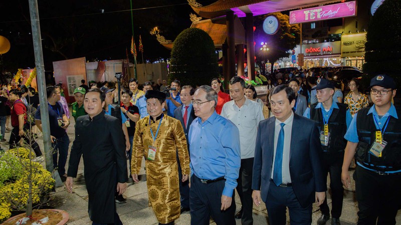 ông Nguyễn Thiện Nhân – Ủy viên Bộ chính trị, Bí thư Thành ủy TP.HCM, ông Tạ Quang Đông – Thứ trưởng Bộ văn hóa Thể thao & Du lịch cùng tham dự Lễ khai mạc