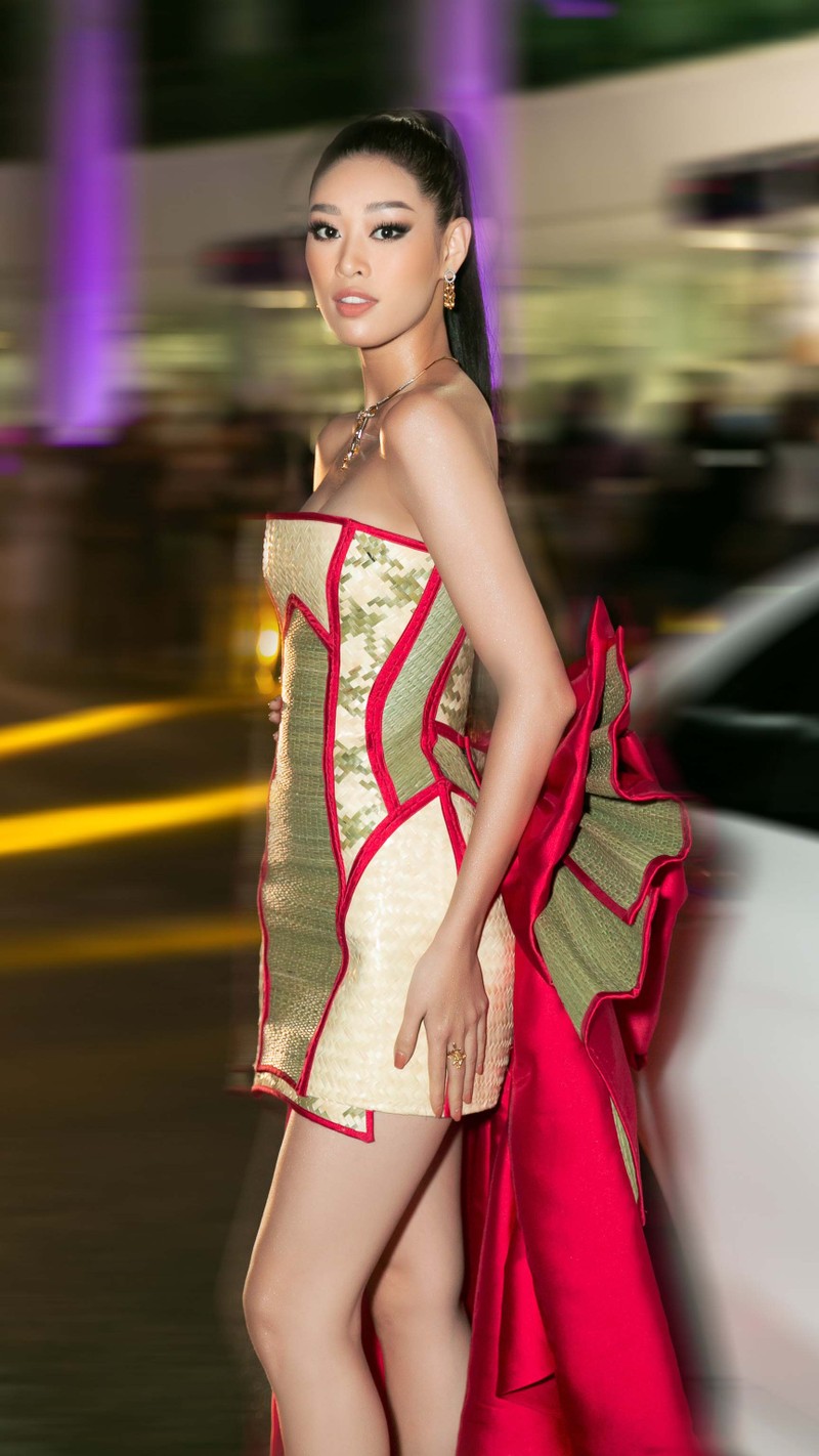 Hoa hậu nổi bật trên thảm đỏ với bộ trang phục đặc biệt 