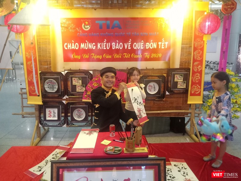 Nhiều em nhỏ được cha mẹ dắt tới xin chữ về treo Tết 