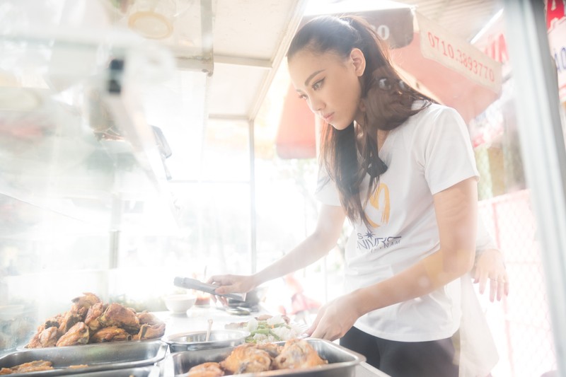 Á hậu Kim Duyên phụ gia đình bán cơm bình dân