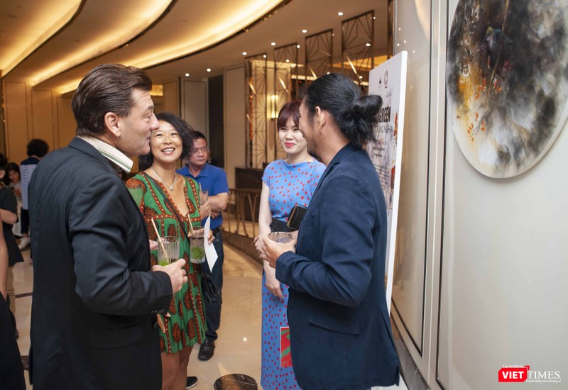 Họa sĩ Trung Nghĩa (bên phải ảnh) đang trao đổi với các khách thưởng lãm nghệ thuật Họa sĩ Trung Nghĩa (bên phải ảnh) đang trao đổi với các khách thưởng lãm nghệ thuật