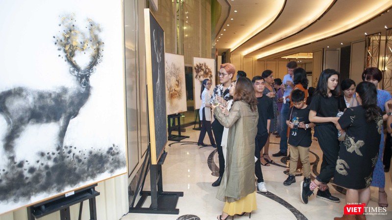 Bên cạnh các tác phẩm đang trưng bày là những cuộc thảo luận sôi nổi Bên cạnh các tác phẩm đang trưng bày là những cuộc thảo luận sôi nổi