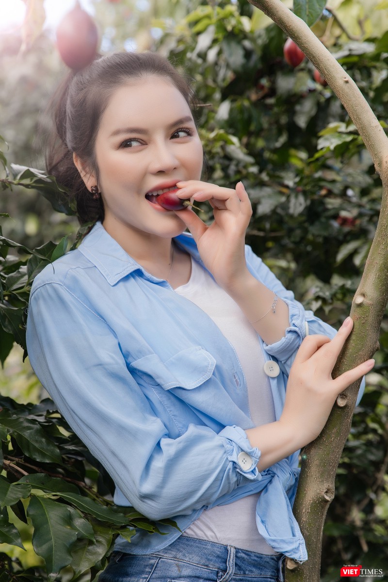 Người đẹp thoải mái tận hưởng vị ngọt của trái cà chua thân gỗ Thoải mái tận hưởng vị ngọt của trái cà chua thân gỗ