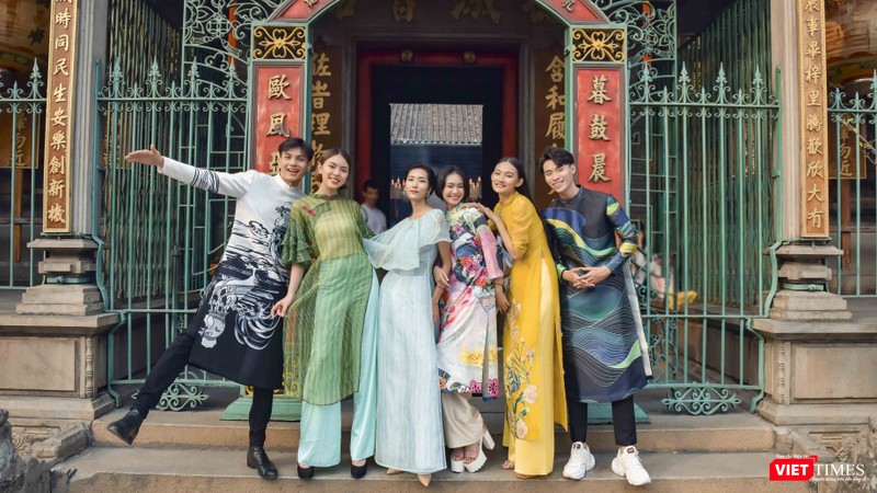 Các thí sinh vô cùng hào hứng khi được diện trang phục áo dài Việt Nam vừa truyền thống xen lẫn hiện đại