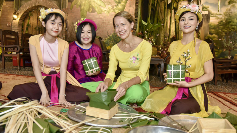 Siêu mẫu Vũ Thu Phương hào hứng hướng dẫn gói bánh chưng