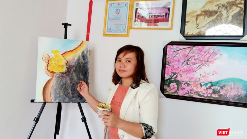 Họa sĩ Kim Út bên chùm tranh chuột đón Tết Canh Tý 