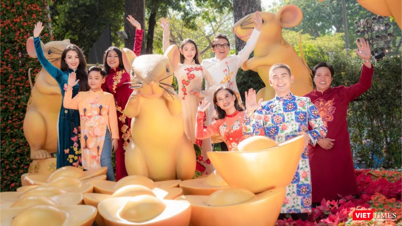 Nhóm Phù sa, diễn viên điện ảnh Đinh Y Nhung lộng lẫy trong áo dài ảnh 8 Áo dài xuân của NTK Việt Hùng tung bay đón Tết Canh Tý 2020