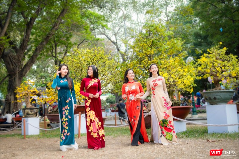 Thướt tha thả dáng cùng hoa xuân