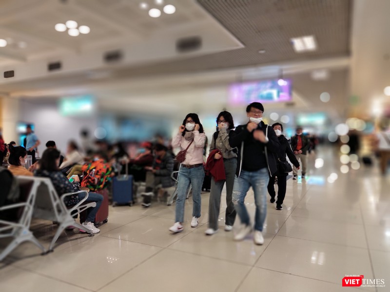 Bảo vệ bản thân và gia đình bằng khẩu trang khi xuất hiện ở những chỗ đông người Bảo vệ bản thân và gia đình bằng khẩu trang khi xuất hiện ở những chỗ đông người