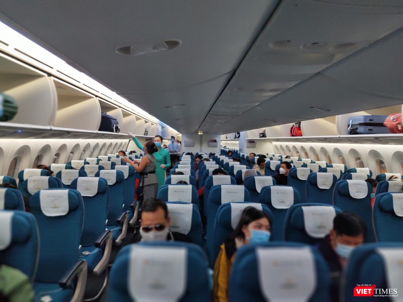 Tiếp viên và hành khách đều đeo khẩu trang trên máy bay Tiếp viên và hành khách đều đeo khẩu trang trên máy bay