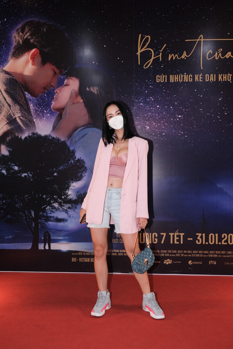 Diễn viên Ngọc Anh đeo khẩu trang kín mít 