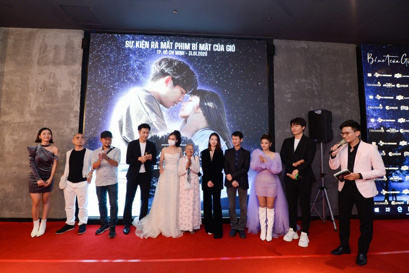 Khả Ngân đeo khẩu trang suốt màn giao lưu với khán giả 