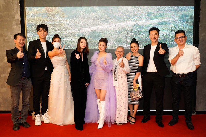 Ê kíp phim tại thảm đỏ sự kiện