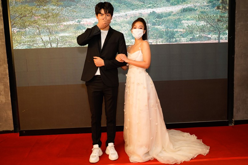 Quốc Anh tạo dáng vui nhộn bên Khả Ngân