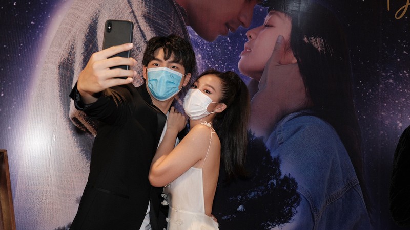 Dàn sao đeo khẩu trang phòng virus Corona đi ra mắt phim đầu tiên dịp Tết Canh Tý