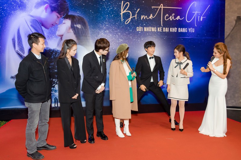 Khả Ngân vẫn đeo khẩu trang suốt màn giao lưu với  khán giả 