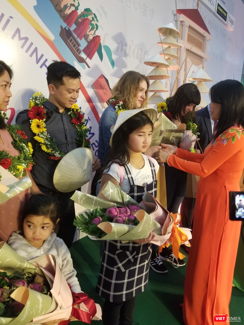 Thay vì tặng quà chia vui, giờ ngành du lịch phải cắt cử nhân sự đi tặng khẩu trang tại các khu vực trọng điểm 