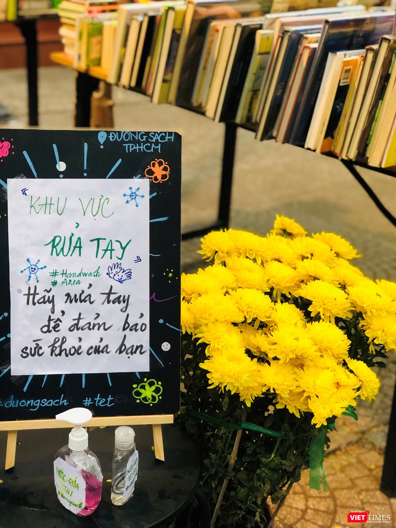 Góc rửa tay sát khuẩn trên Đường sách TP.HCM và khuyến cáo du khách nên rửa tay 