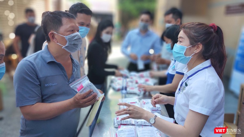 Người nhà nuôi bệnh nhận được quà tặng nước súc miệng, kem đánh răng sát khuẩn Người nhà nuôi bệnh nhận được quà tặng nước súc miệng, kem đánh răng sát khuẩn