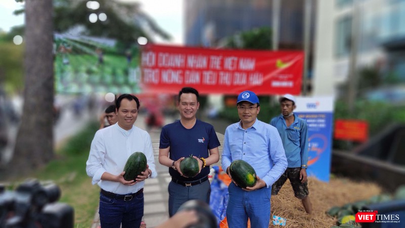 Giải cứu dưa hấu, thanh long và tình người phương Nam trong “bão” Corona
