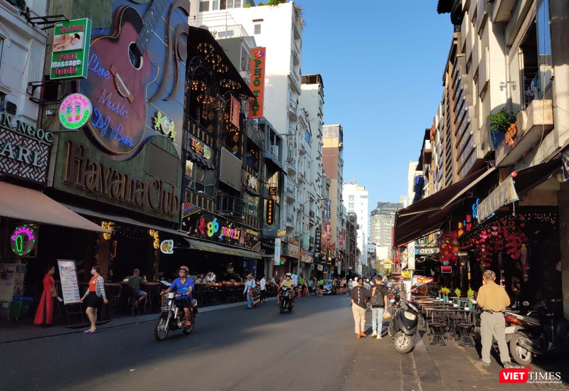 Nhân viên mời chào nhưng du khách không dừng lại 