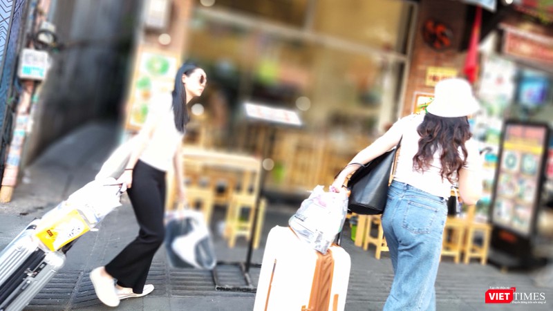 HDV và khách du lịch không đeo khẩu trang vì không sợ COVID-19? ảnh 16 Bị virus Corona “đe dọa”, phố Tây Bùi Viện vắng tanh như chùa Bà Đanh