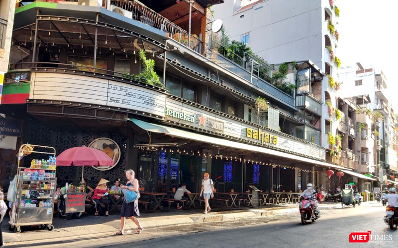 Bàn không chạy dài suốt cả phố Bùi Viện