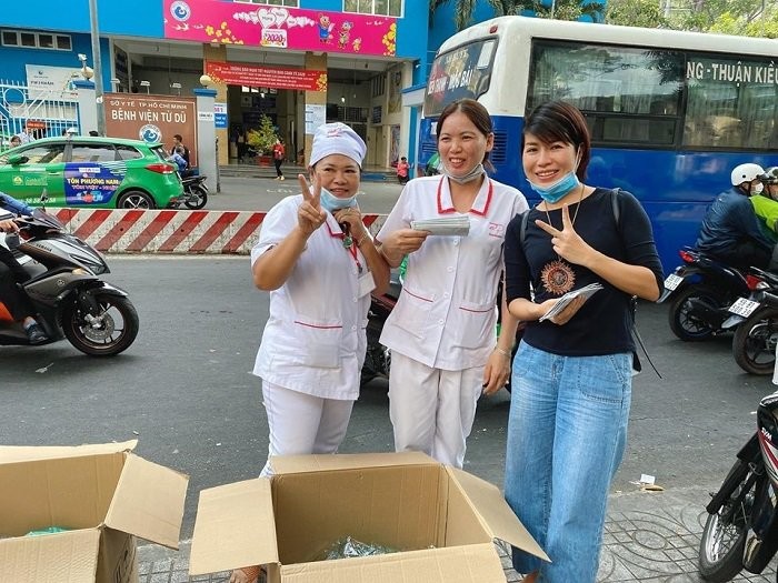 Ca sĩ Pha Lê đi phát khẩu trang miễn phí (Ảnh: Face book nhân vật) 