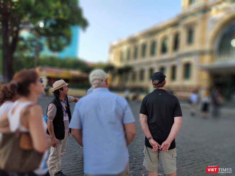 Một hướng dẫn viên khác, cũng không đeo khẩu trang khi làm việc Một hướng dẫn viên khác, cũng không đeo khẩu trang