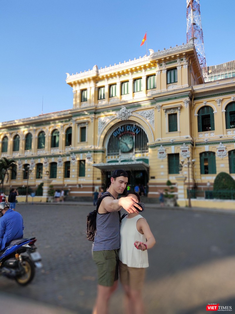 Thoải mái chụp hình vì nghĩ xung quanh không phải đám đông Thoải mái chụp hình vì nghĩ xung quanh không phải đám đông