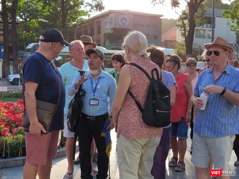 Hướng dẫn viên du lịch không đeo khẩu trang khi tiếp xúc với khách Hướng dẫn viên du lịch không đeo khẩu trang khi tiếp xúc với khách