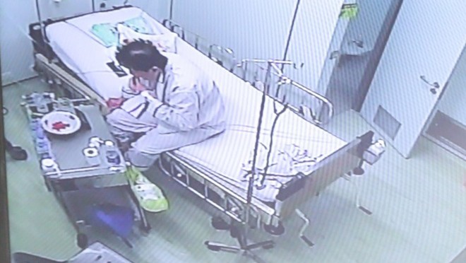 Việt kiều Mỹ Tạ Kiến H trong phòng cách ly tại BV Nhiệt đới - Ảnh chụp từ camera theo dõi