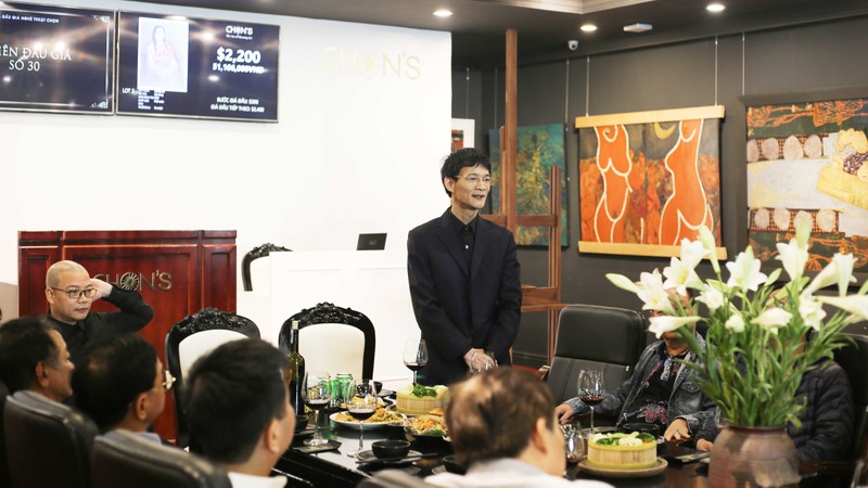 Trấn Thành ăn diện ngồi nhà mong mọi người: “Đừng ăn mừng, đừng đi bão, đừng tiệc tùng khi hết cách ly” ảnh 5 Đấu giá nghệ thuật sụt giảm mạnh do ảnh hưởng của COVID-19