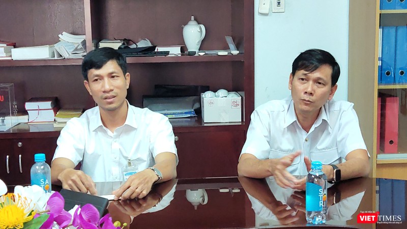 Trưởng khoa Xử lý Y tế - Ths. Mai Xuân Phán (bên trái ảnh) và bác sĩ Trần Gia Hiệp - Trưởng khoa Kiểm dịch Y tế (bên phải ảnh)